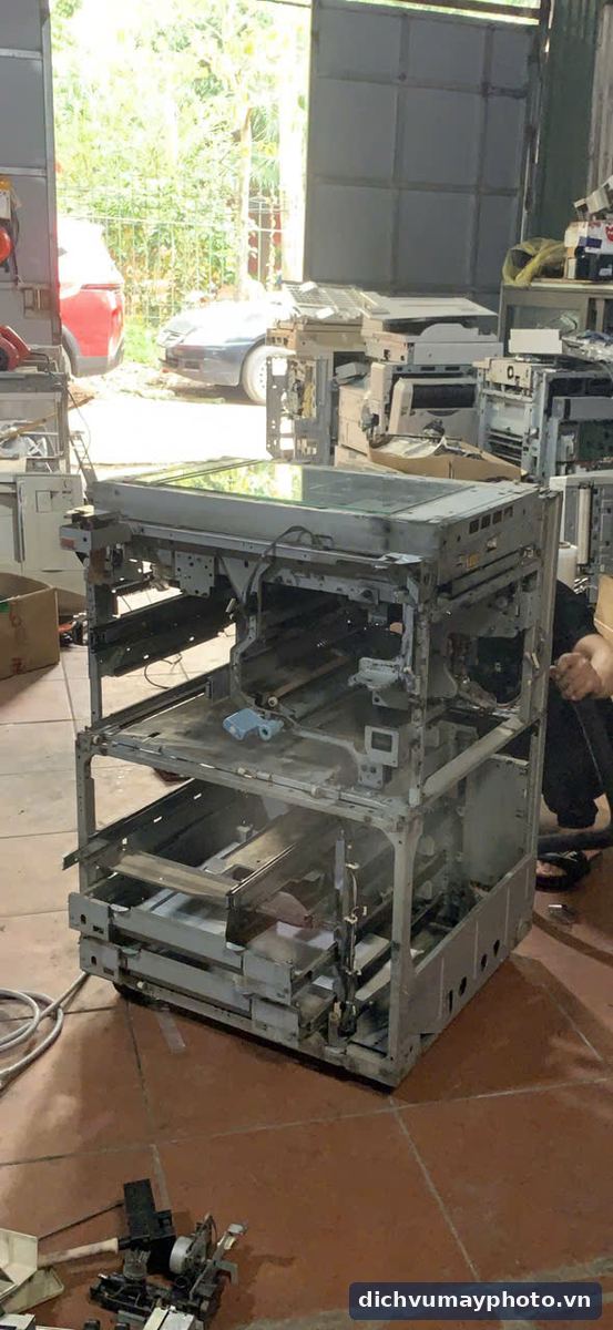 Khung máy photocopy đang được tháo rời, vệ sinh, đại tu tại xưởng