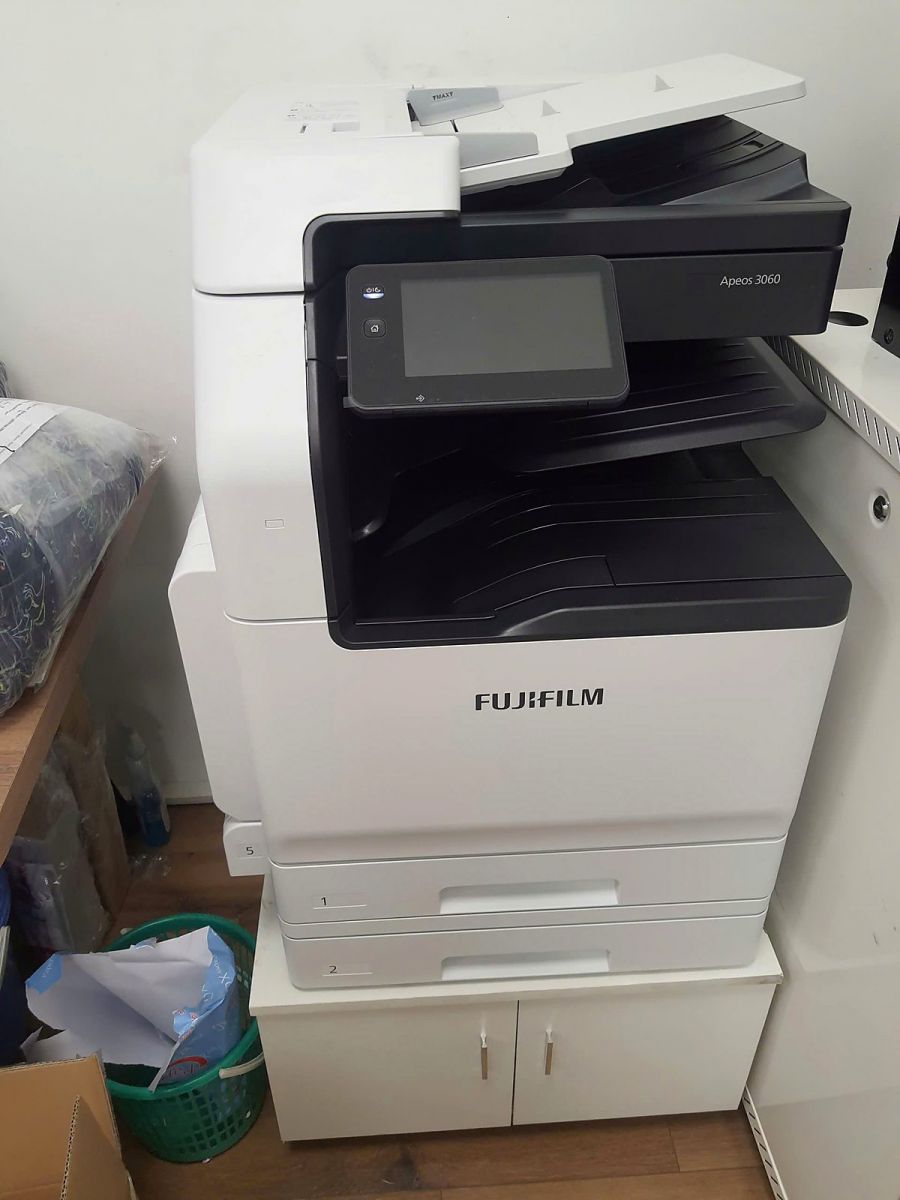 Máy photocopy văn phòng được giữ gọn gàng, nóc máy và khe tản nhiệt thông thoáng