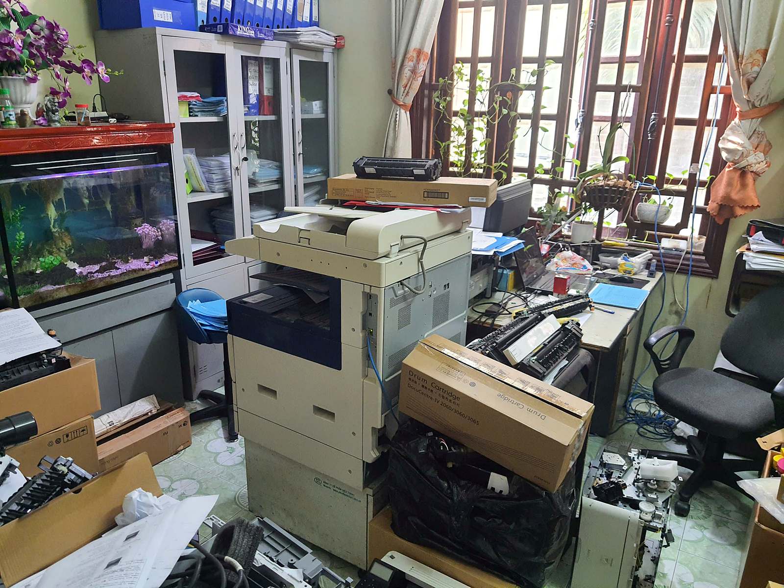 Kỹ thuật viên Thần Vũ kiểm tra máy văn phòng, báo giá trước khi sửa