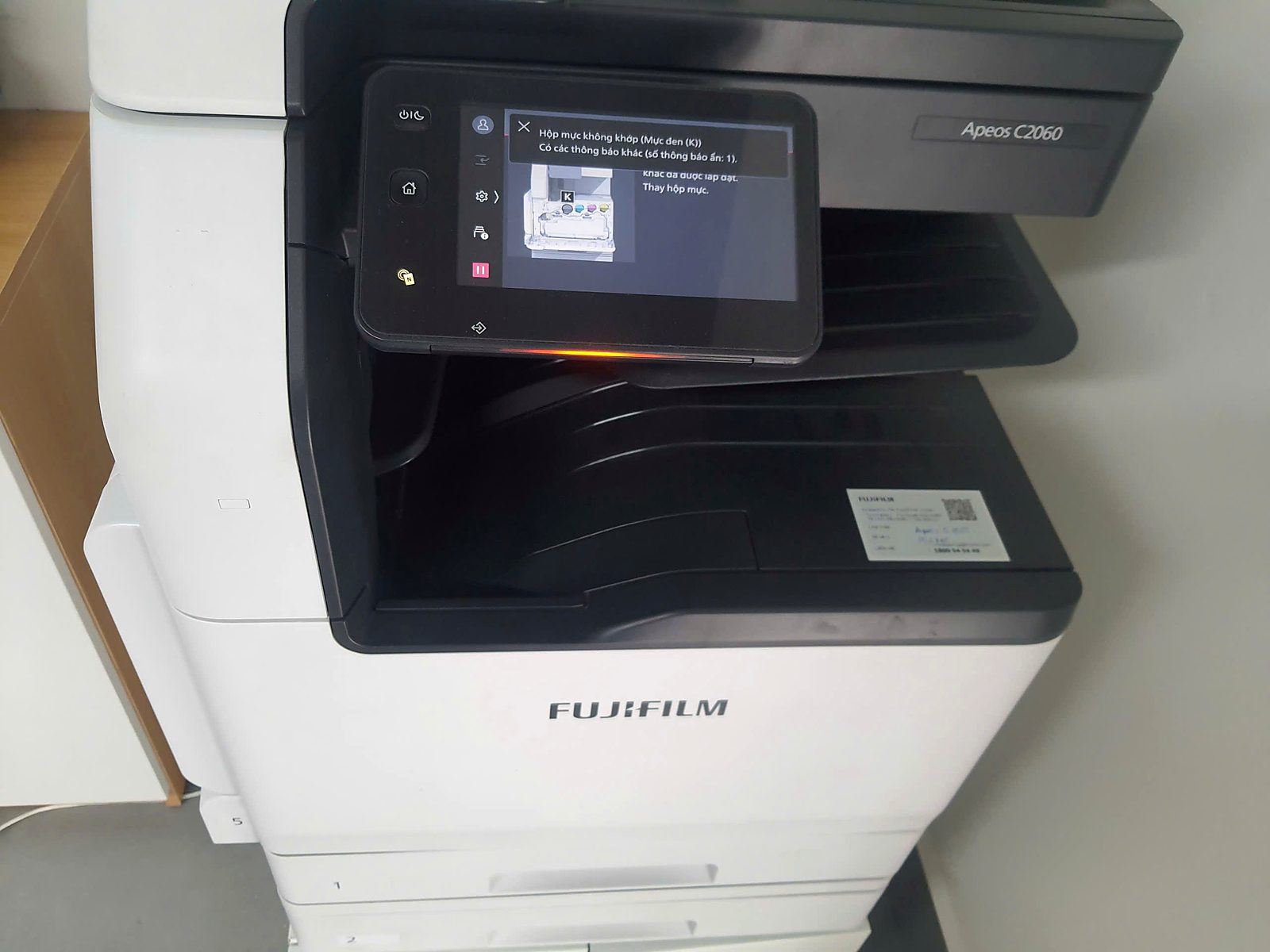 Màn hình máy photocopy Fujifilm Apeos hiển thị thông báo và hình hướng dẫn xử lý